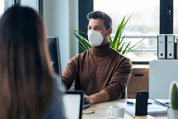 Prise Vue Beau Jeune Entrepreneur Portant Masque Hygiénique Travaillant Avec — Photo