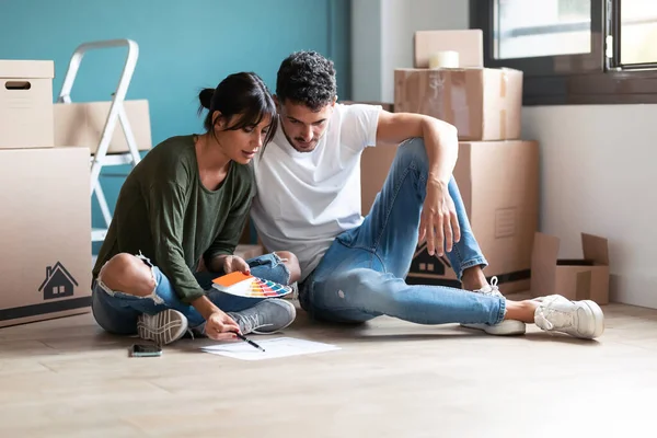 Aufnahme Eines Jungen Attraktiven Paares Das Farben Einer Farbpalette Wählt — Stockfoto