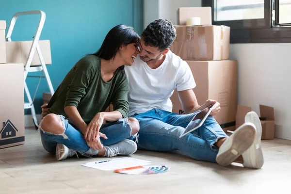 Girato Coppia Carina Baciarsi Mentre Cerca Idee Decorare Nuovo Appartamento — Foto Stock