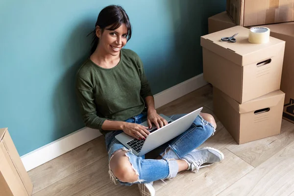 Skott Leende Ung Kvinna Som Arbetar Med Laptop Medan Tittar — Stockfoto