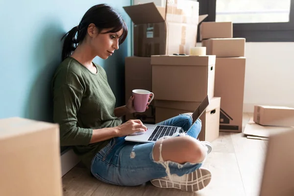 Girato Bella Giovane Donna Che Lavora Con Computer Portatile Mentre — Foto Stock