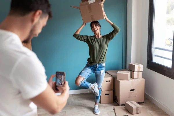 Skjuten Stilig Man Ett Foto Med Smart Telefon Till Sin — Stockfoto