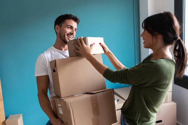 Tournage Beaux Jeunes Couples Tenant Des Boîtes Carton Tout Déménageant — Photo