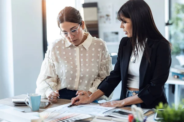 Skott Två Vackra Unga Designer Kvinnor Som Arbetar Ett Designprojekt — Stockfoto