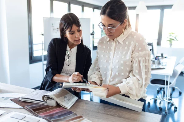 Tiro Duas Belas Mulheres Jovens Designer Que Trabalham Projeto Design — Fotografia de Stock