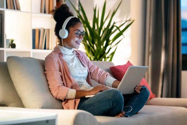 Tiro Bela Jovem Empresária Mulher Trabalhando Com Laptop Enquanto Ouve — Fotografia de Stock