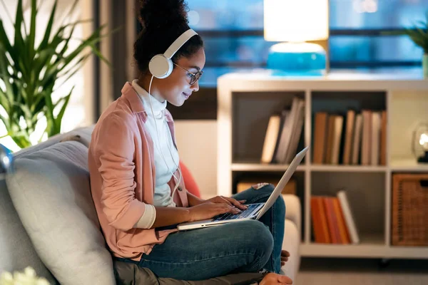 Tiro Bela Jovem Empresária Mulher Trabalhando Com Laptop Enquanto Ouve — Fotografia de Stock