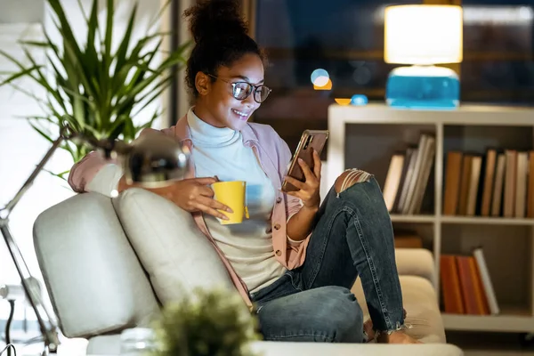 Tiro Felicidade Jovem Empresária Mulher Usando Seu Telefone Inteligente Enquanto — Fotografia de Stock