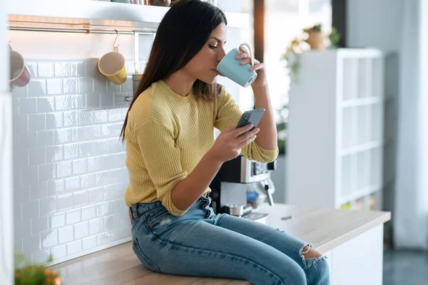 Colpo Attraente Giovane Donna Che Utilizza Smartphone Mentre Beve Caffè — Foto Stock