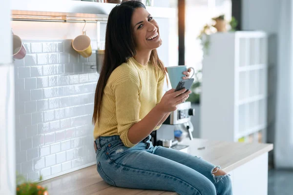 Colpo Attraente Giovane Donna Che Utilizza Smartphone Mentre Rilassa Bevendo — Foto Stock