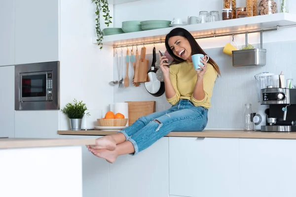 Tiro Atraente Jovem Mulher Fazendo Coisas Engraçadas Enquanto Segurando Telefone — Fotografia de Stock