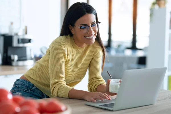 Shot Van Zelfverzekerde Jonge Vrouw Werken Met Computer Terwijl Met — Stockfoto