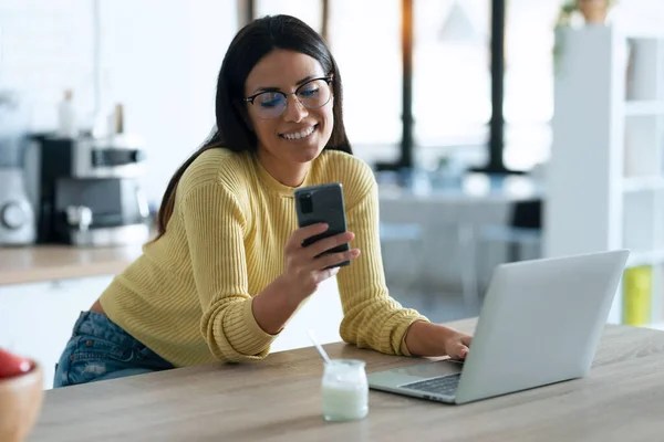 Colpo Giovane Donna Sorridente Che Lavora Con Computer Mentre Invia — Foto Stock