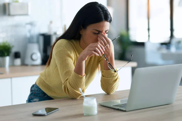 Strzał Zestresowanej Kobiety Biznesu Pracującej Domu Laptopie Wyglądającej Zmartwioną Zmęczoną — Zdjęcie stockowe