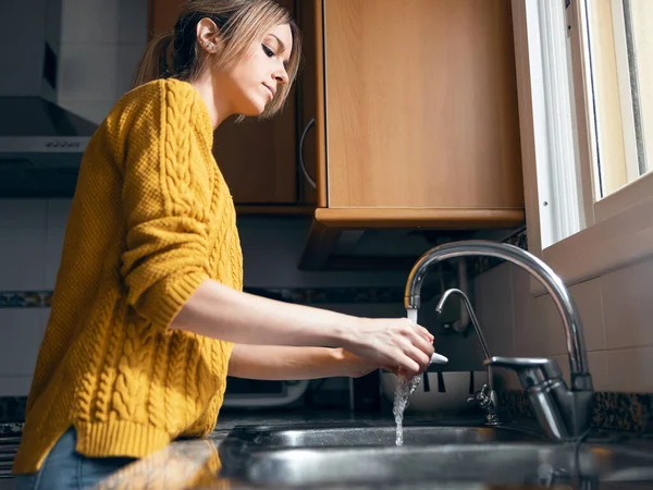 Tiro Bela Jovem Mulher Lavando Uma Xícara Café Cozinha Casa — Fotografia de Stock