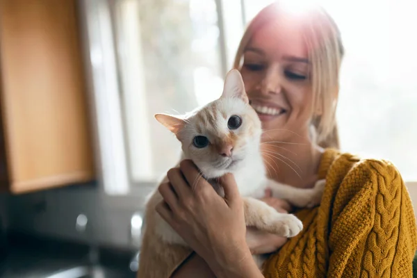 Tiro Mulher Sorridente Atraente Abraçando Seu Lindo Gato Enquanto Brincava — Fotografia de Stock