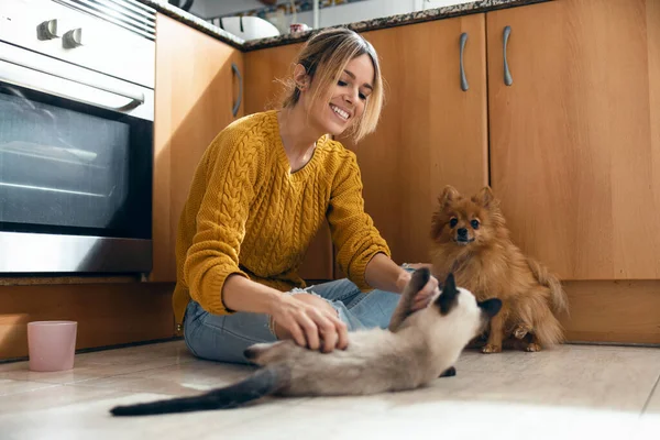 Tiro Hermosa Mujer Joven Jugando Con Sus Lindos Animales Encantadores — Foto de Stock