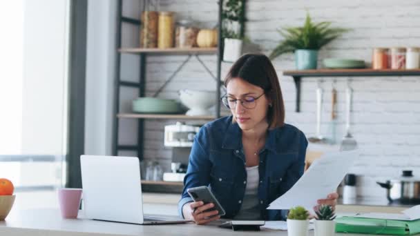 Video Una Giovane Donna Affari Concentrata Che Utilizza Suo Telefono — Video Stock