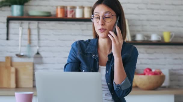 Vídeo Bela Jovem Empresária Conversando Com Seu Telefone Celular Enquanto — Vídeo de Stock