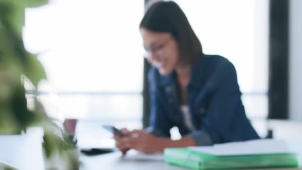 Video Šťastné Mladé Obchodní Žena Pomocí Svého Mobilního Telefonu Při — Stock video