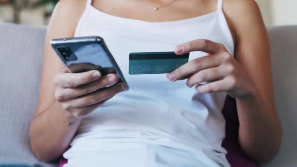 Vídeo Close Beleza Jovem Segurando Cartão Crédito Branco Para Compras — Vídeo de Stock