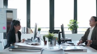 Ofiste bilgisayarlı bir tasarım projesinde çalışan iki güzel tasarımcı kadının videosu..