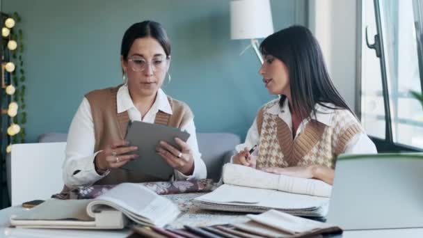 Vídeo Duas Belas Jovens Designer Mulheres Que Trabalham Projeto Design — Vídeo de Stock