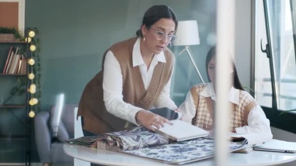 Vídeo Duas Belas Jovens Designer Mulheres Que Trabalham Projeto Design — Vídeo de Stock