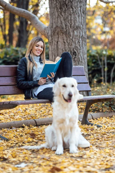 Shot Beautiful Young Woman Reading Book While Sitting Bench Her — Stok Foto