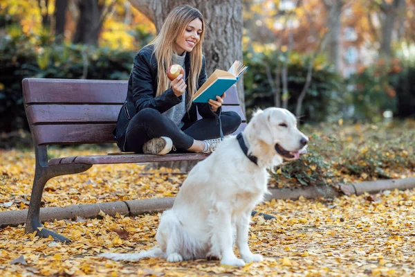Shot Beautiful Young Woman Reading Book While Sitting Bench Her — Stok Foto