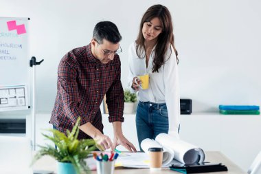 Ofiste yeni tasarım işlerinden bahsederken iki zeki ve çekici girişimcinin çekimleri..