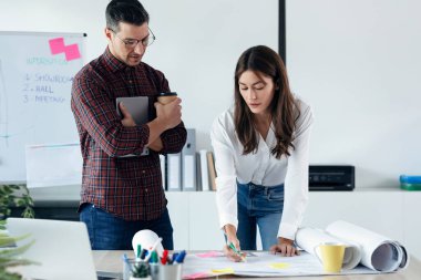 Ofiste yeni tasarım işlerinden bahsederken iki zeki ve çekici girişimcinin çekimleri..