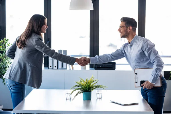 Skjuten Två Attraktiva Affärsmän Som Skakar Hand Medan Ler Efter — Stockfoto