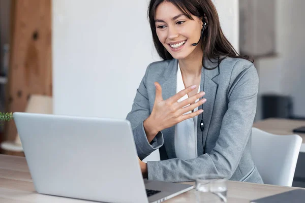 Girato Bella Giovane Donna Affari Che Videochiamate Con Computer Mentre — Foto Stock