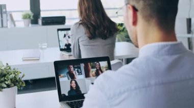 Yakışıklı, olgun iş adamının çeşitli meslektaşlarıyla video görüşmesi videosu. Bilgisayarlı brifing, modern başlangıç ofisinde oturuyor.. 
