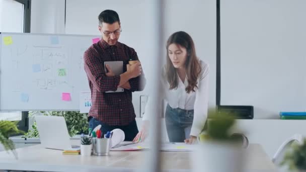 Ofiste Yeni Tasarım Işlerinden Bahsederken Çalışan Iki Zeki Girişimcinin Videosu — Stok video