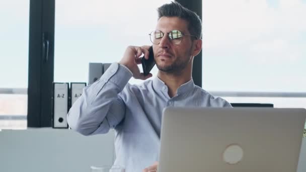 Video Handsome Mature Entrepreneur Talking Smart Phone While Working Computer — Stock Video