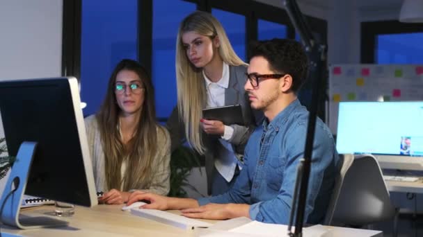 Vídeo Jovens Empresários Atraentes Que Trabalham Com Computador Enquanto Discutem — Vídeo de Stock