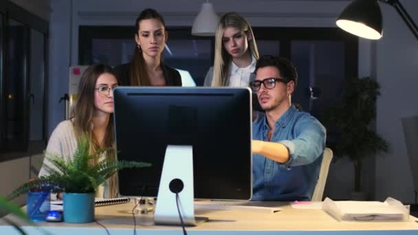 Video Del Exitoso Equipo Empresarial Pie Alrededor Computadora Para Presentación — Vídeo de stock