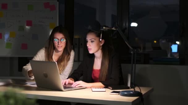 Video Dos Mujeres Negocios Inteligentes Que Trabajan Junto Con Ordenador — Vídeo de stock