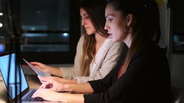 Vidéo Deux Femmes Affaires Intelligentes Travaillant Ensemble Avec Ordinateur Portable — Video