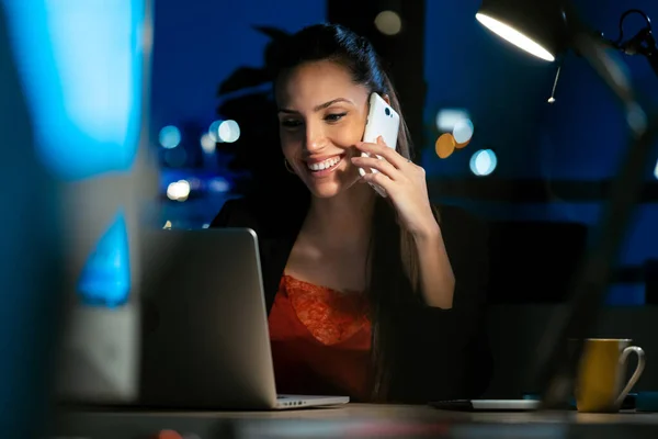 Skjuten Smart Affärskvinna Talar Mobiltelefon Samtidigt Som Hon Arbetar Med — Stockfoto