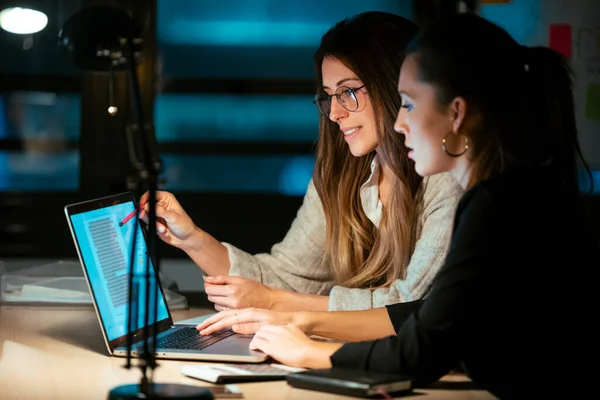 Skjuten Två Smarta Affärskvinnor Som Arbetar Tillsammans Med Bärbar Dator — Stockfoto