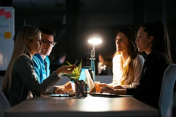 Girato Uomini Affari Intelligenti Che Lavorano Mentre Parlano Sulla Scrivania — Foto Stock