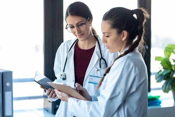 Prise Vue Belle Jeune Femme Médecin Parlant Avec Son Collègue — Photo