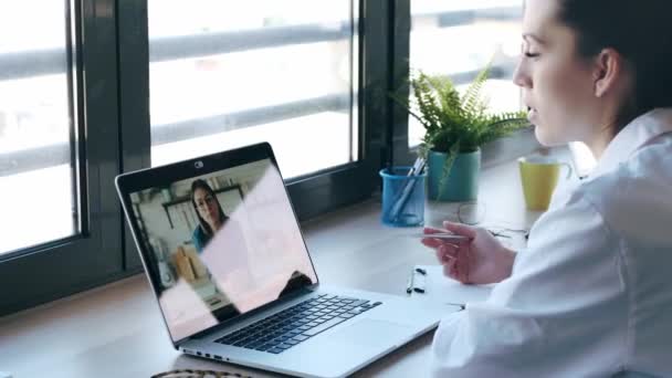 Video Ženy Lékař Dělat Video Hovor Notebookem Při Rozhovoru Pacientem — Stock video