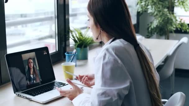 Video Einer Ärztin Die Mit Laptop Telefoniert Während Sie Mit — Stockvideo