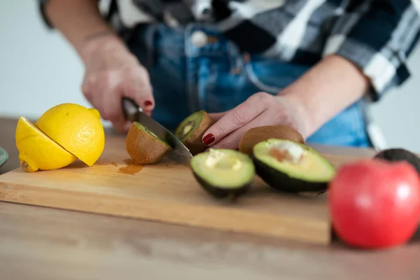 Close Mature Woman Hands While She Cutting Lemon Wooden Table — Stock Photo, Image