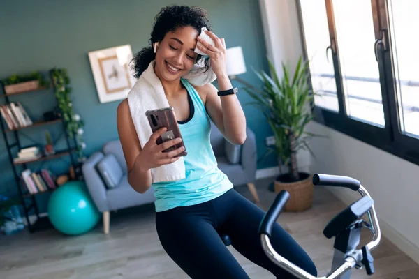 Tiro Afro Joven Chica Fitness Usando Teléfono Móvil Mientras Entrena —  Fotos de Stock