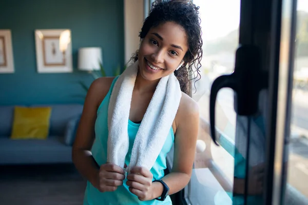 Shot Sporty African Young Woman Looking Camera While Taking Break — Stock Photo, Image